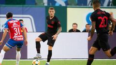 Atletico de Madrid&#039;s English defender Kieran Trippier (C) controls the ball during the International Champions Cup football match between Chivas de Guadalajara and Atletico de Madrid at Globe Life Park in Arlington, Texas on July 23, 2019. (Photo by 