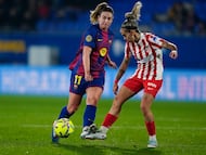 BARCELONA, 14/01/2026.- La centrocampista del FC Barcelona Alexia Putellas (i) pelea una balón con la delantera del Atlético de Madrid Macarena Portales durante el encuentro correspondiente a la jornada 17 de Liga F disputado este miércoles entre el Barcelona y el Atlético de Madrid en Barcelona. EFE/ Alejandro García