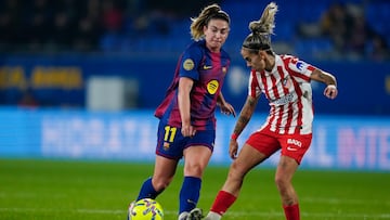 BARCELONA, 14/01/2026.- La centrocampista del FC Barcelona Alexia Putellas (i) pelea una balón con la delantera del Atlético de Madrid Macarena Portales durante el encuentro correspondiente a la jornada 17 de Liga F disputado este miércoles entre el Barcelona y el Atlético de Madrid en Barcelona. EFE/ Alejandro García