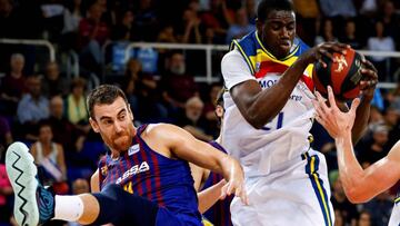 GRAF1732. BARCELONA, 07/10/2018.- El alero del Barça Lassa, Víctor Claver (i), y el pívot senegalés del Morabanc Andorra, Moussa Diagne (d), durante el partido de la tercera jornada de la Liga Endesa, disputado hoy en el Palau