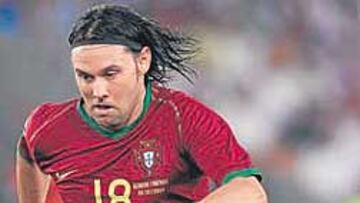 <b>CANSADO. </b>Maniche, harto del Dinamo, ha tomado la iniciativa.