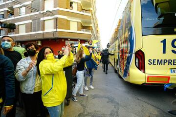 As赤 recibieron los seguidores al Villarreal a su llegada al estadio.