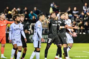 El Ceuta frena al Almería en el partido más largo del año