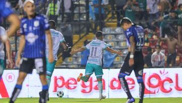 Elías Hernández festeja su gol ante Gallos Blancos