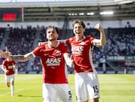 Alkmaar (Netherlands), 10/08/2025.- AZ player Troy Parrott (L) celebrates his second goal with teammate Mateo Chavez during the Dutch Eredivisie match between AZ Alkmaar and FC Groningen at the AFAS stadium in Alkmaar, Netherlands, 10 August 2025. (Países Bajos; Holanda) EFE/EPA/BAS CZERWINSKI