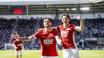 Alkmaar (Netherlands), 10/08/2025.- AZ player Troy Parrott (L) celebrates his second goal with teammate Mateo Chavez during the Dutch Eredivisie match between AZ Alkmaar and FC Groningen at the AFAS stadium in Alkmaar, Netherlands, 10 August 2025. (Países Bajos; Holanda) EFE/EPA/BAS CZERWINSKI