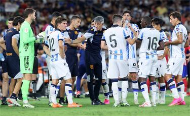 Los jugadores de la Real se hidratan mientras su entrenador, Imanol Alguacil, les da órdenes.
