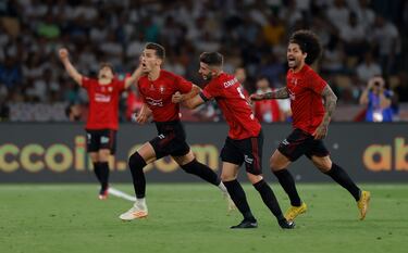 Lucas Torró celebra con sus compañeros el 1-1.
