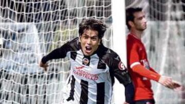 <b>VOLVIÓ EL 'CICLÓN'. </b>Leonardo Ulloa volvió por sus fueros y, con dos dianas, cortó la racha grana y relanzó al conjunto albinegro.