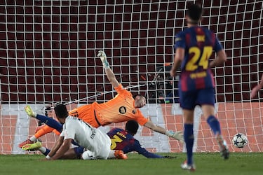 0-1. Gran pase de Nathaniel Brown a la carrera de Ansgar Knuff, que supera a Álex Balde en la disputa del balón, y que finaliza con un zurdado cruzado para batir a Joan García.