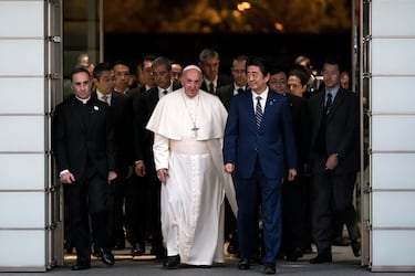 El papa Francisco camina junto al primer ministro de Japón, Shinzo Abe, a su llegada a la residencia oficial del primer ministro el 25 de noviembre de 2019 en Tokio, Japón. El papa Francisco realizó su segunda visita como papa a Japón, donde visitó Nagasaki e Hiroshima, ciudades que fueron arrasadas por las bombas atómicas lanzadas en 1945 por el ejercito de Estados Unidos, antes de viajar a Tokio para reunirse con el recién emperador Naruhito y el primer ministro Abe, y también celebrar una misa en el Tokyo Dome.