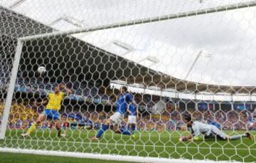 El jugador sueco falló un gol clarísimo a puerta vacía con el marcador en empate a cero, aunque el árbitro invalidó la jugada después por fuera de juego.