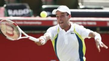 El espa&ntilde;ol Roberto Bautista devolviendo un bola en el partido disputado hoy ante el franc&eacute;s Gilles Simon en el torneo de Tokio.