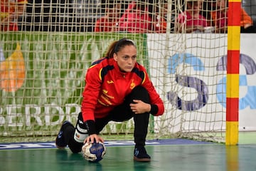 La portera titular de la Selección de balonmano en la última década es valenciana, tiene 42 años y se prepara En el Rocasa canario para jugar en los Juegos de Tokio. Cuando su expareja se quedó embarazada, ella jugaba en Rumanía, y al terminar la temporada volvió a España porque su nuevo equipo le permitía no entrenar por la mañana mientras Unai, que ya tiene ocho años, no fuese a la escuela, Descartó mejores ofertas económicas por participar en el cuidado de su hijo