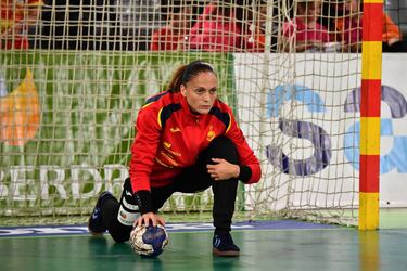 La portera titular de la Selección de balonmano en la última década es valenciana, tiene 42 años y se prepara En el Rocasa canario para jugar en los Juegos de Tokio. Cuando su expareja se quedó embarazada, ella jugaba en Rumanía, y al terminar la temporada volvió a España porque su nuevo equipo le permitía no entrenar por la mañana mientras Unai, que ya tiene ocho años, no fuese a la escuela, Descartó mejores ofertas económicas por participar en el cuidado de su hijo
