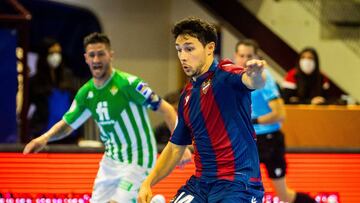 Roger conduce la pelota en el Levante-Betis.