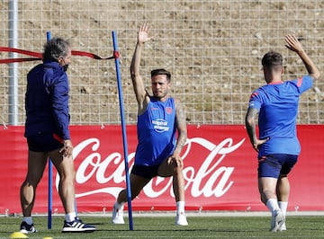 Saúl estira antes del partidillo de entrenamiento.
