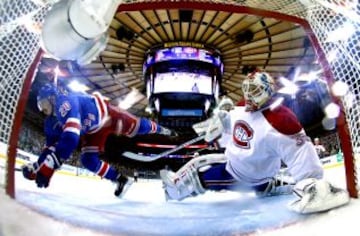 Chris Kreider de los Rangers de Nueva York se estrella contra Dustin Tokarski de los Canadiens de Montreal en el tercer partido de la Final de la Conferencia del Este en el Madison Square Garden