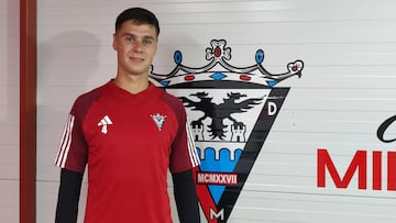 Sergio Barcia posa para AS en la sala de prensa de Anduva.