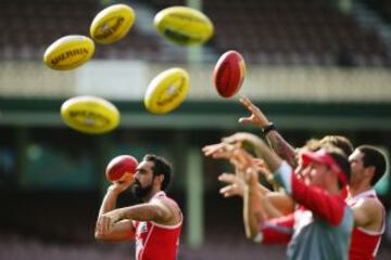 Adam Goodes completa un ejercicio durante una sesión de entrenamiento de los Sydney Swans AFL de Rugby australiano.