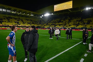 Carlos Romero, jugador del Espanyol cedido por el Villarreal, charlando en la lnea de banda.