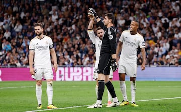 Los compañeros felicitan a Courtois tras una parada.