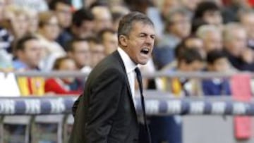 El entrenador del Granada CF, Lucas Alcaraz, da indicaciones desde la banda durante el partido de Liga, correspondiente a la jornada trigésimo séptima en Primera División, que Valencia CF y Granada CF juegan esta tarde en el estadio de Mestalla, en Valencia.