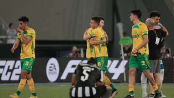 AMDEP8375. RÍO DE JANEIRO (BRASIL), 23/08/2023.- Jugadores de Defensa y Justicia celebran al final de un partido de los cuartos de final de la Copa Sudamericana entre Botafogo y Defensa y Justicia en el estadio Olímpico Nilton Santos en Río de Janeiro (Brasil). EFE/ Antonio Lacerda
