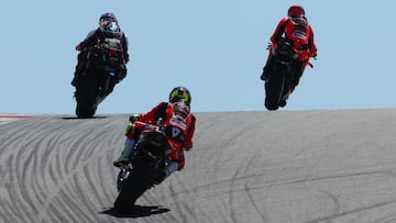 Razgatlioglu (izquierda) y Bulega (derecha), por delante de Bautista.