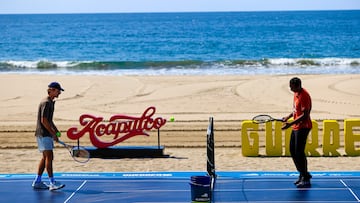 MEX4912. ACAPULCO (MÉXICO), 20/02/2026.- El tenista australiano Álex de Miñaur (i) y el francés Gaël Monfils juegan un partido de exhibición durante el Abierto Mexicano de tenis 2026 este viernes, en la Playa Revolcadero, en Acapulco (México). EFE/ David Guzmán