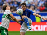 OVIEDO (ESPAÑA), 26/04/2026.- El defensa del Elche, David Affengruber (i) y el centrocampista Alberto Reina (d) del Real Oviedo durante el partido de LaLiga entre el Real Oviedo y el Elche disputado este domingo en el estadio Carlos Tartiere de Oviedo. EFE/ Eloy Alonso