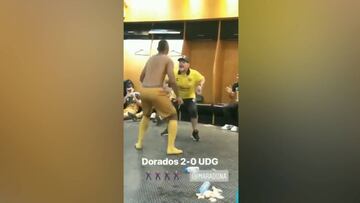 Maradona celebró una victoria con bailes y cantos en el camarín