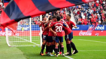 PAMPLONA, SPAIN - OCTOBER 30: Ezequiel Avila of Osasuna celebrates with teammates  after scoring their team's first goal during the LaLiga Santander match between CA Osasuna and Real Valladolid CF at El Sadar Stadium on October 30, 2022 in Pamplona, Spain. (Photo by Juan Manuel Serrano Arce/Getty Images)