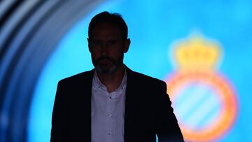 BARCELONA, SPAIN - MAY 08: Vicente Moreno, coach of RCD Espanyol leaves the tunel during the La Liga Santander match between RCD Espanyol and CA Osasuna at RCDE Stadium on May 08, 2022 in Barcelona, Spain. (Photo by Eric Alonso/Getty Images)