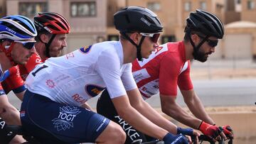 Nacer Bouhanni rueda durante una etaoa del Saudi Tour de 2020.