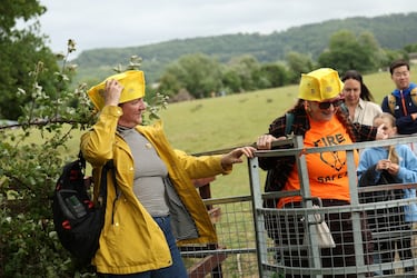 La carrera consiste en atrapar un queso de Gloucester arrojado desde la colina de Cooper, con una caída de 182 metros en la localidad de Brockworth. Los competidores deben bajar por la ladera del cerro para atraparlo y el primero en conseguirlo se proclama vencedor.