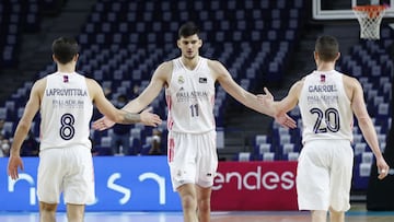 Vukcevic saluda a Nico Laprovittola y Jaycee Carroll en un partido de su etapa con el Real Madrid.