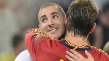Ramos saluda su compa&ntilde;ero de equipo, Karim Benzema, al t&eacute;rmino del partido de cuartos entre Espa&ntilde;a y Francia.