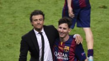 Luis Enrique abraza a Messi.