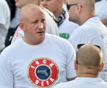 Aficionado polaco del Legia con una camiseta en contra de la UEFA.