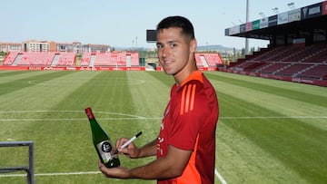 Izeta firma una botella de sidra del caser¨ªo que su familia tiene en Zarautz.