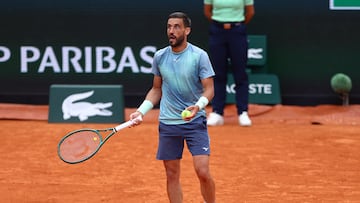 Tennis - French Open - Roland Garros, Paris, France - May 28, 2025 Bosnia's Damir Dzumhur celebrates winning his second round match against France's Giovanni Mpetshi Perricard REUTERS/Lisi Niesner