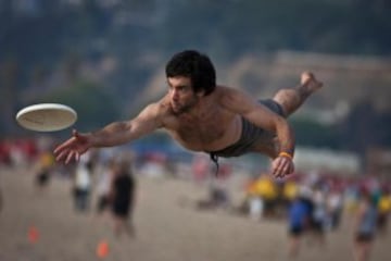 Los jugadores no pueden caminar ni correr mientras tengan el disco en las manos. El Ultimate es distinguido por su principio del "Espíritu de Juego", su alto rendimiento y la alegría del juego. El ultimate recoge elementos del fútbol, del baloncesto y del fútbol americano, sustituyendo el balón por un disco volador (frisbee). Una de sus características más llamativas es la ausencia de un árbitro, el deporte se regula por el espíritu deportivo de cada jugador y equipo. Sus orígenes se remontan al ámbito universitario estadounidense de los años 60, introduciéndose en Europa a principios de los años 80. A nivel mundial se estima que hay unos 300 000 jugadores distribuidos en aproximadamente 5000 equipos.