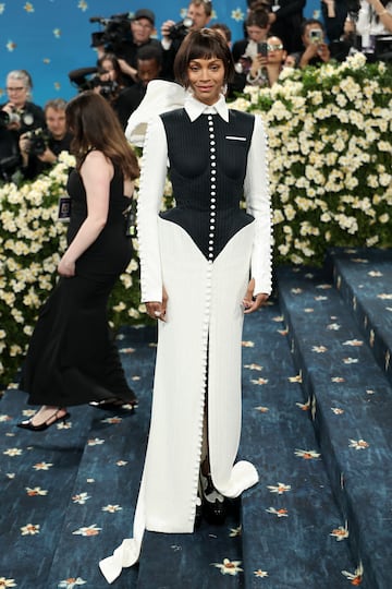 Zoe Salda?a posa en la alfombra roja de la MET Gala 2025.