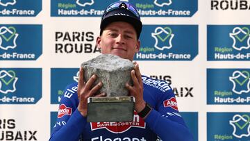Van der Poel, con el trofeo de campeón de París-Roubaix.