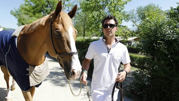 Sergio &Aacute;lvarez con uno de sus caballos en Madrid.