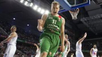 Jaka Blazic celebra una canasta ante el Real Madrid.