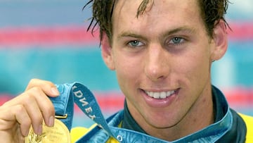 El nadador australiano Kieren Perkins posa con la medalla de oro en los Juegos Olímpicos de Sidney 2000.