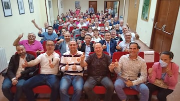 Aficionados de la pe&ntilde;a madridista &#039;El Santo&#039; de Torredelcampo (Ja&eacute;n), dedicada a Iker Casillas.