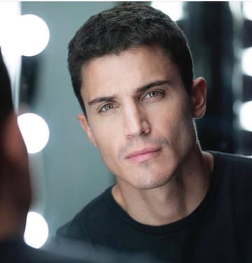 El actor, conocido por sus papeles en 'El Pr¨ªncipe' o 'Vivir sin permiso', fue cazado la pasada semana sacando a sus perros e<por la calle n compa?¨ªa de su actual pareja, la dise?adora de moda Blanca Rodr¨ªguez. El paseo a las mascotas ha de ser en solitario, y adem¨¢s, ninguno de los dos llevaba mascarilla ni guantes.